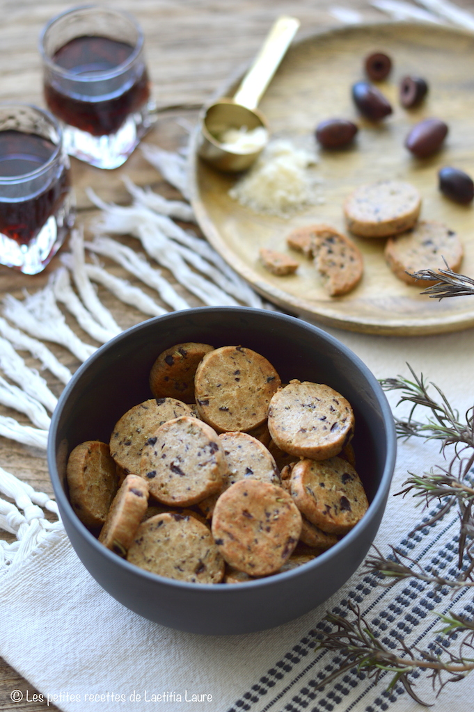 Biscuits apéritifs origan-parmesan et leur dip moutardé à la ciboulette -  Les recettes de Juliette